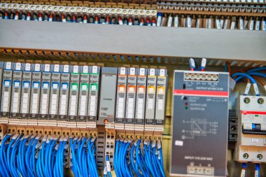 Kablo bağlantıları olan elektrik dolabı. Sanayi ortamı