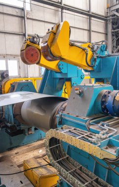 Galvanizli çelik kaplama ile kesme makinesi. Demir fabrikası ve metal boru ve tüp üretimi için metal fabrikası