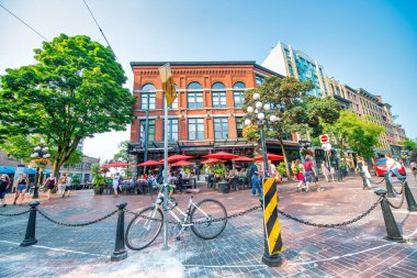 Vancouver, Kanada - 10 Ağustos 2017: Güzel güneşli bir günde turistlerle Gastown sokakları