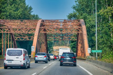 BRITISH COLUMBIA, CANADA - 11 Ağustos 2017: güneşli bir günde Whisltler 'a doğru araba trafiği