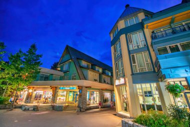 Whistler, Kanada - 12 Ağustos 2017: Ünlü kasabadaki güzel dağ binaları