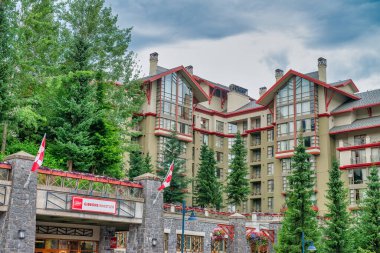Whistler, Kanada - 12 Ağustos 2017: Güneşli bir günde ünlü kasabadaki güzel dağ binaları