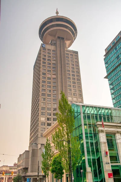 Vancouver Kanada Elokuuta 2017 Vancouverin Tähystystorni Modernien Pilvenpiirtäjien Ympäröimänä — kuvapankkivalokuva