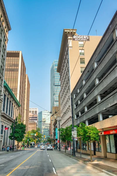 カナダのバンクーバー 2017年8月10日 夏の日にダウンタウンバンクーバーの通りと高層ビルの外の景色 — ストック写真