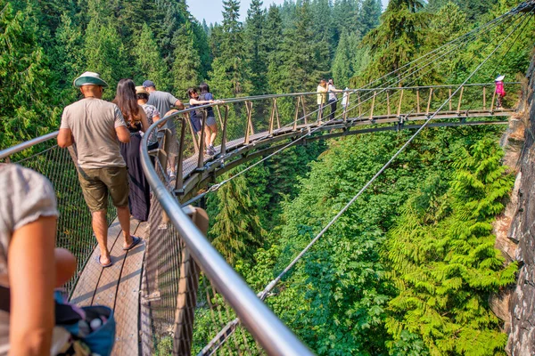 Vancouver Canada August 2017 People Capilano Bridge Suspension Bridge Crossing — Stock Photo, Image