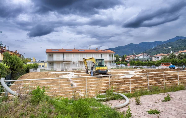 Canteiro Obras Com Homem Trabalhando Com Máquina Empilhadeira — Fotografia de Stock