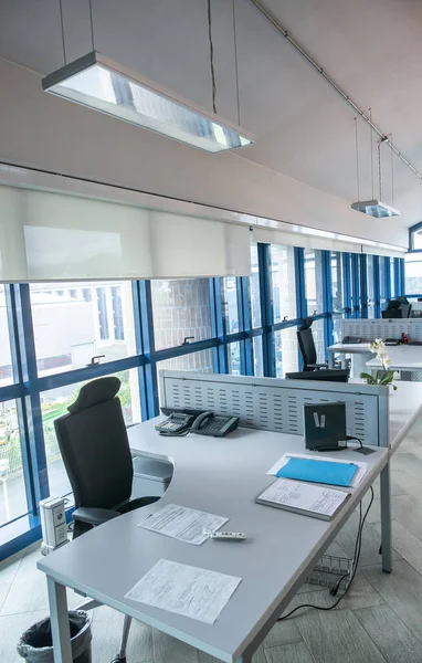近代的なオフィスビルの机や椅子の空行 — ストック写真