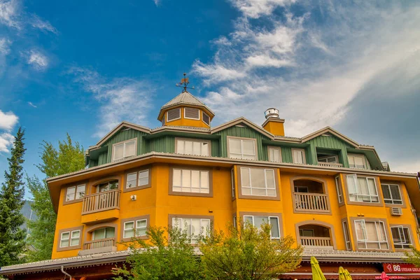 Whistler Canadá Agosto 2017 Hermosos Edificios Montaña Famosa Ciudad Día — Foto de Stock