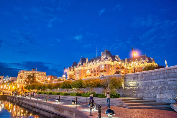 Vancouver Island Canada August 2017 Tourists Walk James Bay Night — Stock Photo, Image