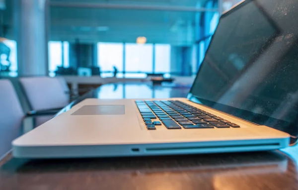 Buka Laptop Meja Kantor Modern Konsep Bisnis — Stok Foto