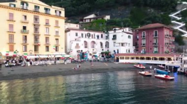 SORRENTO, İTALYA - 25 HAZİRAN 2021: Yaz günbatımında güzel sahil ve liman manzarası.