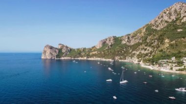 Sorrento, Amalfi Sahili yakınlarındaki Marina del Cantone Sahili 'nin inanılmaz hava manzarası