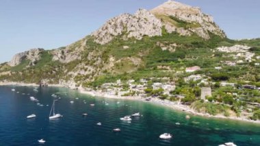 Sorrento, Amalfi Sahili yakınlarındaki Marina del Cantone Sahili 'nin inanılmaz hava manzarası