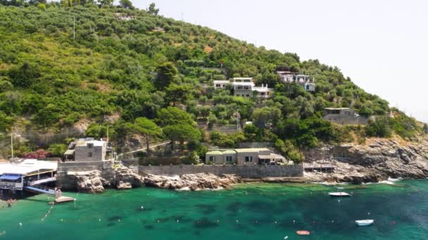 Úžasný letecký výhled na pláž Marina del Cantone poblíž Sorrenta, Amalfi Coast - Itálie — Stock video