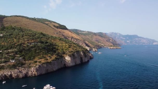 Prachtig uitzicht vanuit de lucht op het strand van Marina del Cantone bij Sorrento, Amalfikust - Italië — Stockvideo