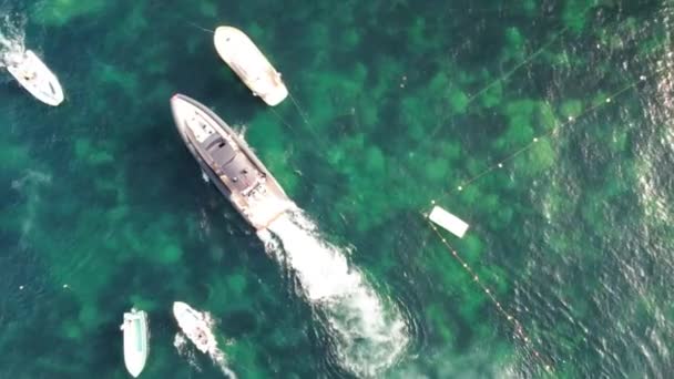 Lancha motora entre otras embarcaciones, vista aérea. — Vídeos de Stock