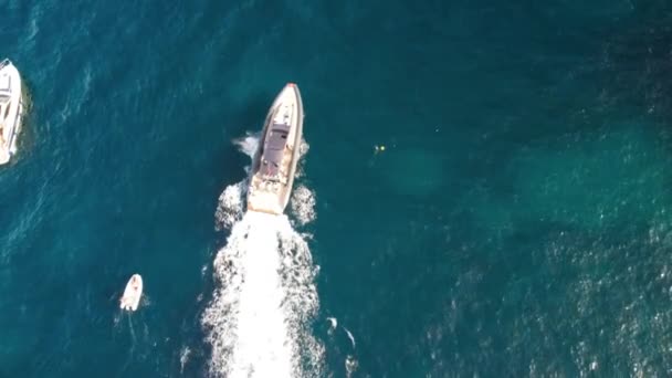 Lancha motora entre otras embarcaciones, vista aérea. — Vídeos de Stock