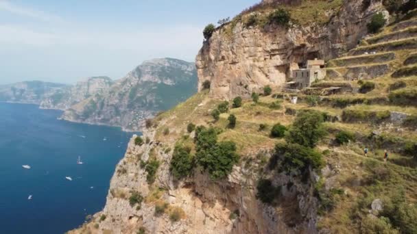 Increíbles colinas y montañas de la costa de Amalfi, vista desde el dron. — Vídeo de stock