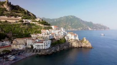 Yaz mevsiminde Amalfi sahil şeridinin inanılmaz hava manzarası, Amalfi Sahili.