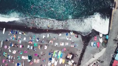 Amalfi Sahili boyunca inanılmaz bir sahil, insansız hava aracının manzarası.