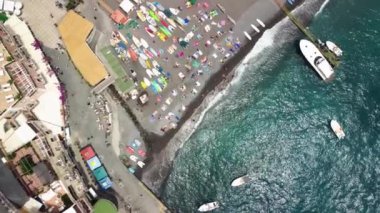 Amalfi Sahili boyunca inanılmaz bir sahil, insansız hava aracının manzarası.