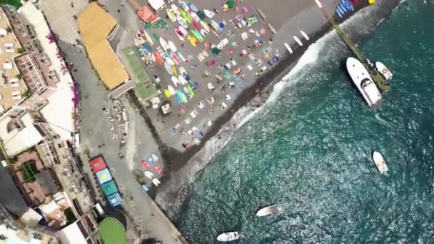 Incredibile spiaggia lungo la Costiera Amalfitana, vista dal drone. — Video Stock