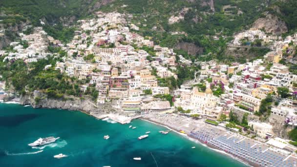 Praia incrível ao longo da Costa Amalfitana, vista do drone. — Vídeo de Stock