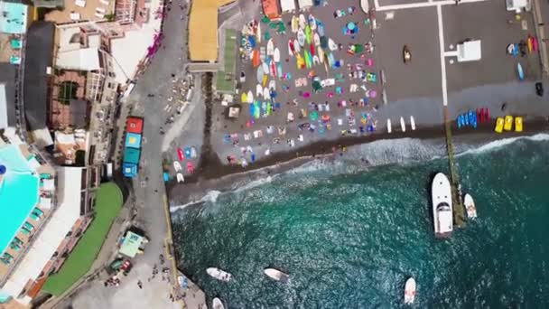 Praia incrível ao longo da Costa Amalfitana, vista do drone. — Vídeo de Stock