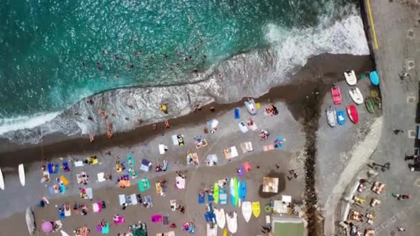 Csodálatos strand Amalfi part mentén, kilátás a drónról. — Stock videók