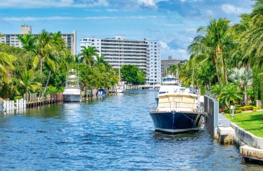 Fort Lauderdale, Florida. Güneşli bir kış gününde tekne ve binalarla şehir kanallarının güzel manzarası..