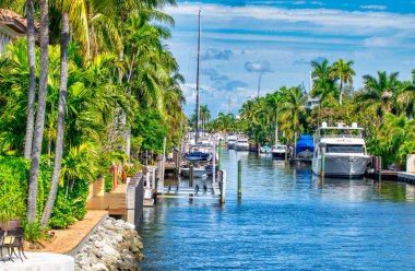 Fort Lauderdale, Florida - 29 Şubat 2016: Güneşli bir kış gününde şehir kanallarının ve binaların güzel manzarası