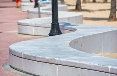 Fort Lauderdale 'de güneşli bir günde palmiye ağaçlarıyla deniz kenarında gezinti.