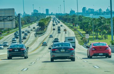 Miami, Florida - 24 Şubat 2016: Miami 'ye doğru araba trafiği