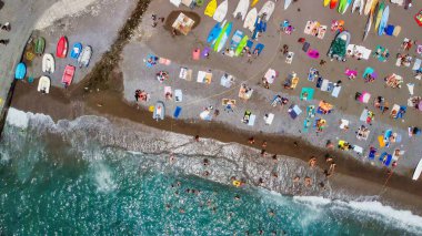 Güzel bir yaz gününde Positano Sahili 'nin yukarıdan görünüşü