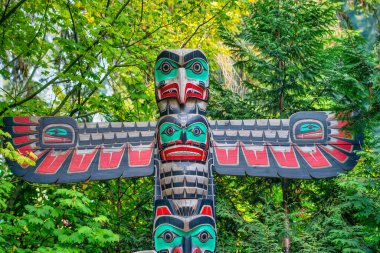 Vancouver, Kanada - 11 Ağustos 2017: Capilano Köprüsü yakınlarındaki ormanda totem