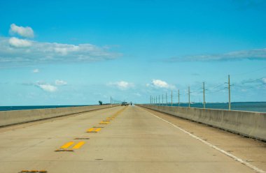 Denizaşırı otoban boyunca araba trafiği, Florida Keys