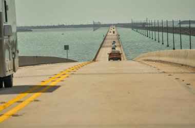Florida, Denizaşırı Otoyol 'da araba trafiği