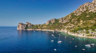 Sorrento, Amalfi Sahili yakınlarındaki Marina del Cantone Sahili 'nin inanılmaz hava manzarası.