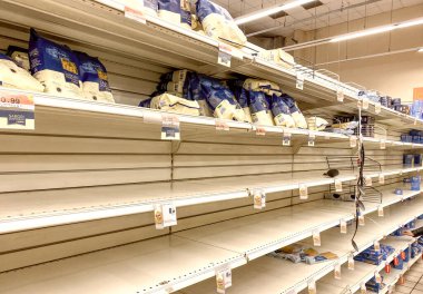 Makarna ve un rafları savaş korkusu ve panik yüzünden süpermarkette boşaltıldı.