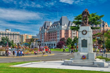 Vancouver Adası, Kanada - 15 Ağustos 2017: Victoria 'da bir şehir parkı boyunca yürüyen turistler