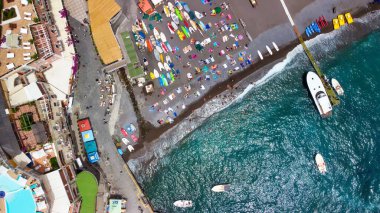Güzel bir yaz gününde Positano Sahili 'nin yukarıdan görünüşü