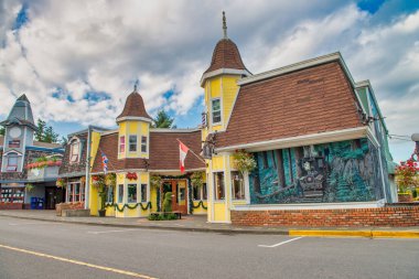 Vancouver Adası, Kanada - 13 Ağustos 2017: Güneşli bir yaz gününde Chemanus 'un renkli evleri