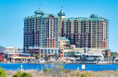 Destin, Florida - 13 Şubat 2016: Destin Köprüsü ve şehir otelleri