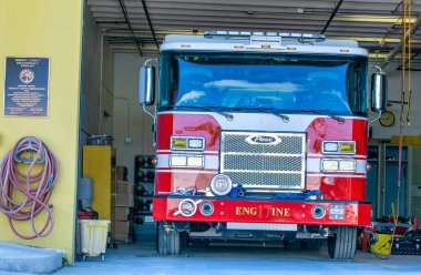 Florida Keys, ABD - 21 Şubat 2016: İtfaiyeci kamyonu müdahale etmeye hazır