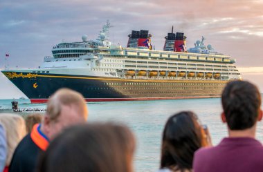Key West, Florida - 20 Şubat 2016: Disney Cruise gemisi gün batımında Mallory Meydanı önünde denize açıldı