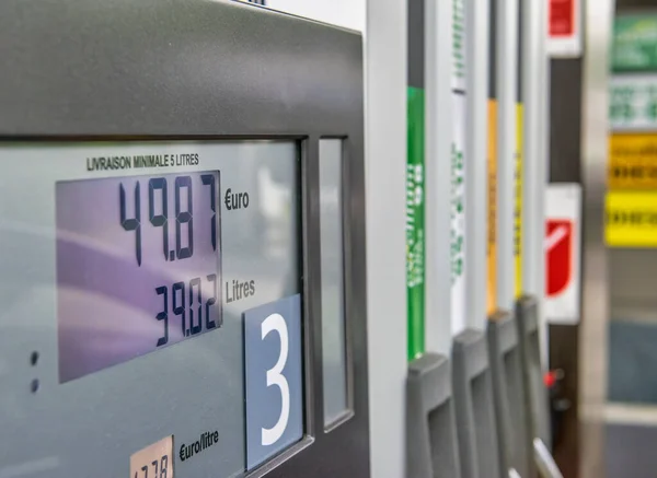 Precios Gasolina Una Gasolinera Primer Plano Boquilla Combustible Dispensador Aceite —  Fotos de Stock