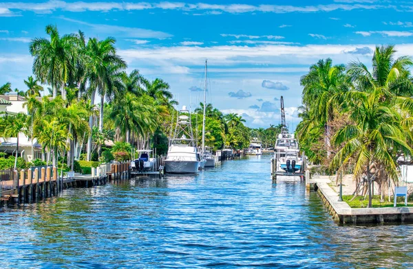 佛罗里达劳德代尔堡在阳光明媚的冬日 城市运河与船只和建筑物的美丽景色 — 图库照片