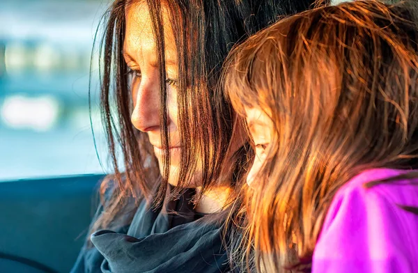 Madre Figlia Nella Luce Del Tramonto Guardando Qualcosa — Foto Stock