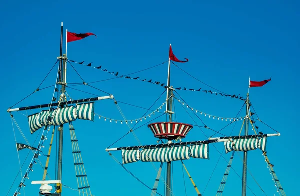 Пірати Вітрила Прапори Вершині Корабля — стокове фото