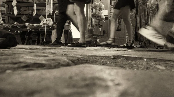 Pessoas Andando Calçada Noite Detalhe Perna Vista Para Chão — Fotografia de Stock